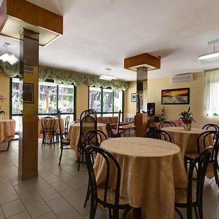 Hotel Valentino Pinarella Exteriör bild