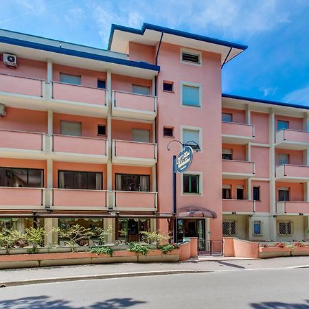 Hotel Valentino Pinarella Exteriör bild