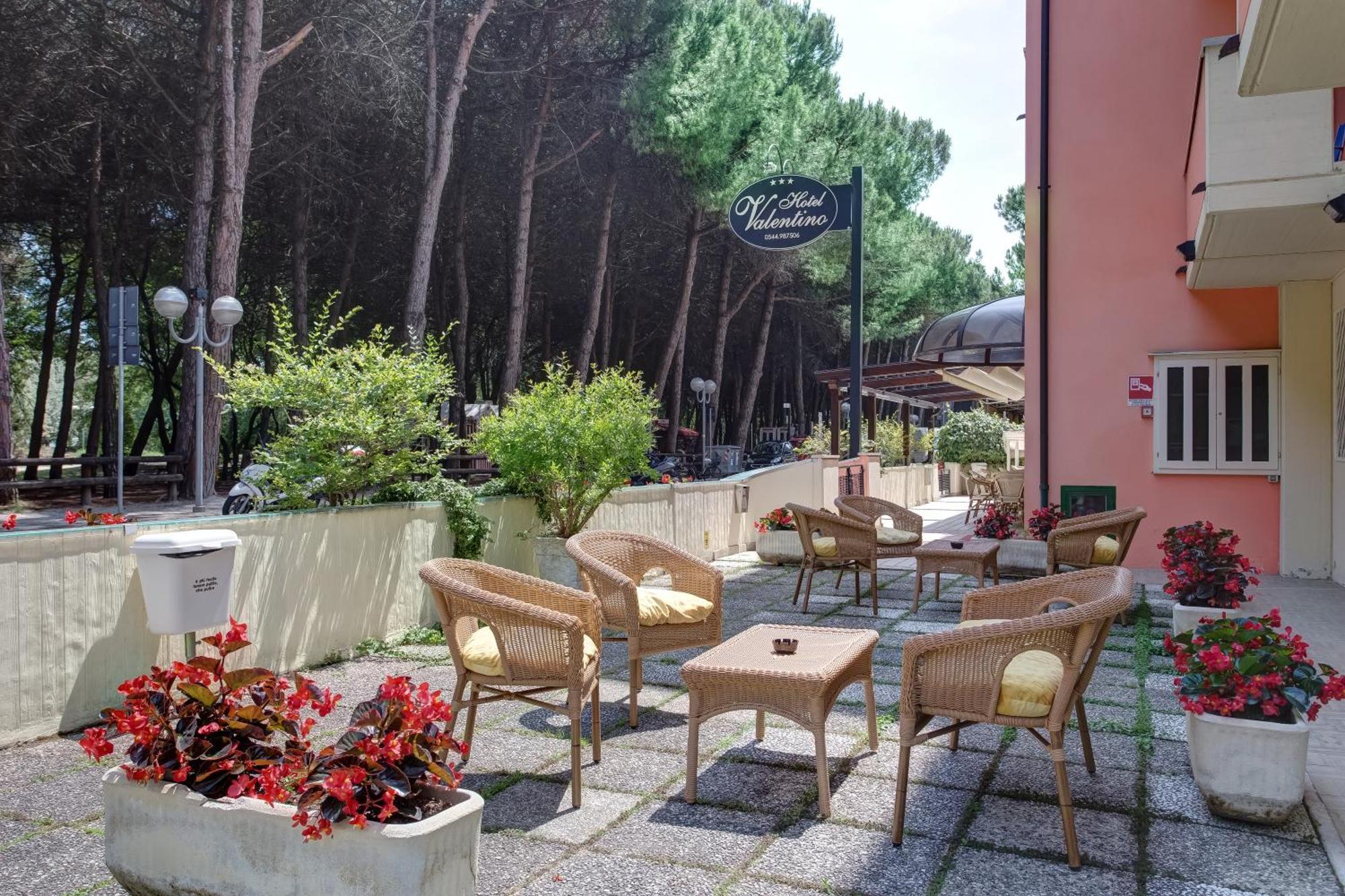 Hotel Valentino Pinarella Exteriör bild