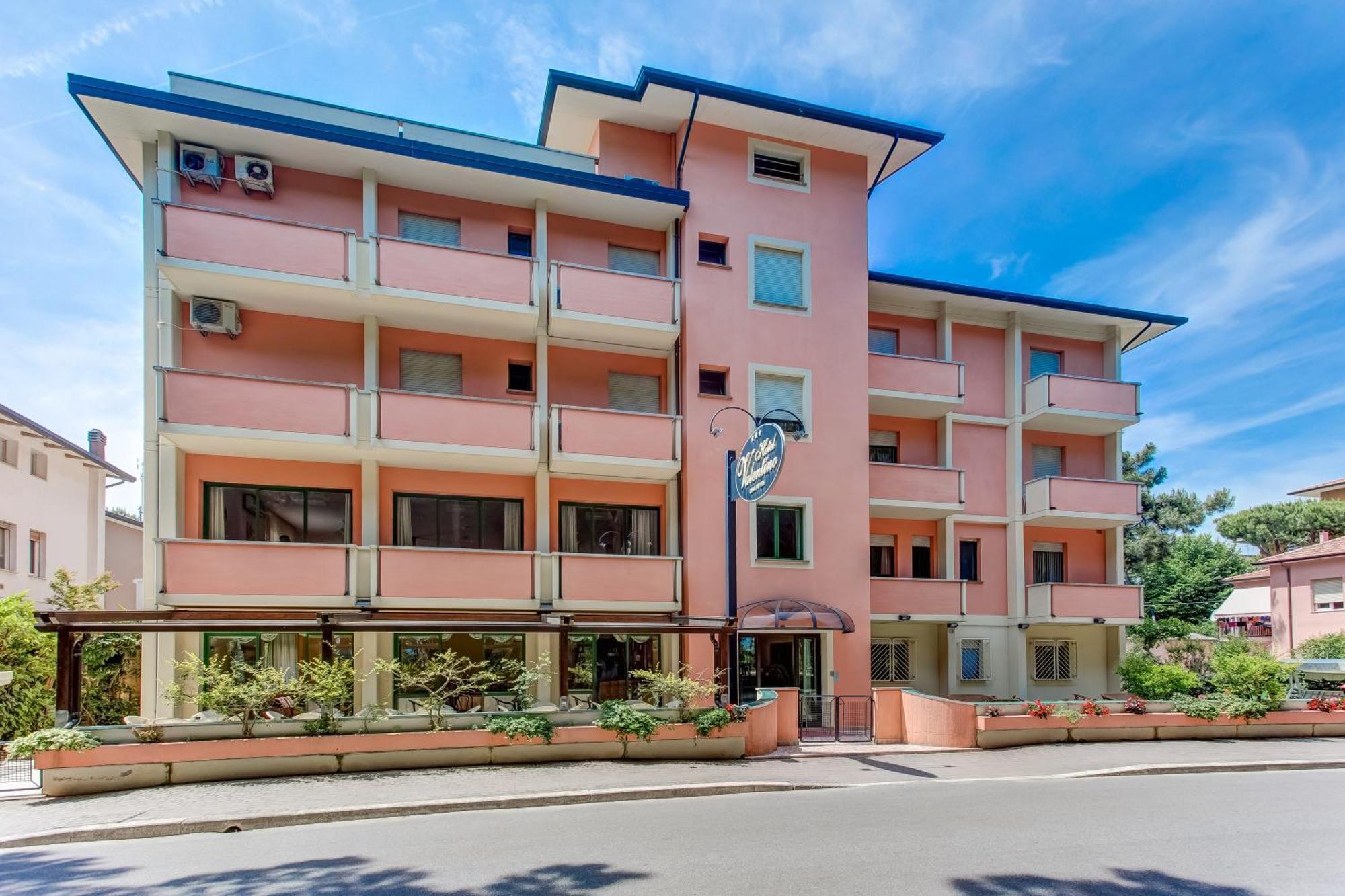 Hotel Valentino Pinarella Exteriör bild