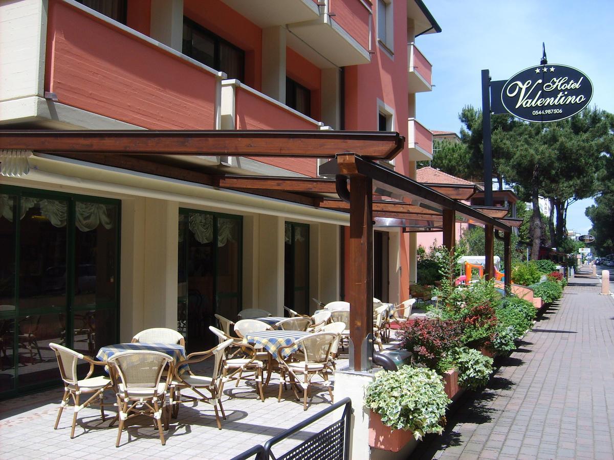 Hotel Valentino Pinarella Exteriör bild