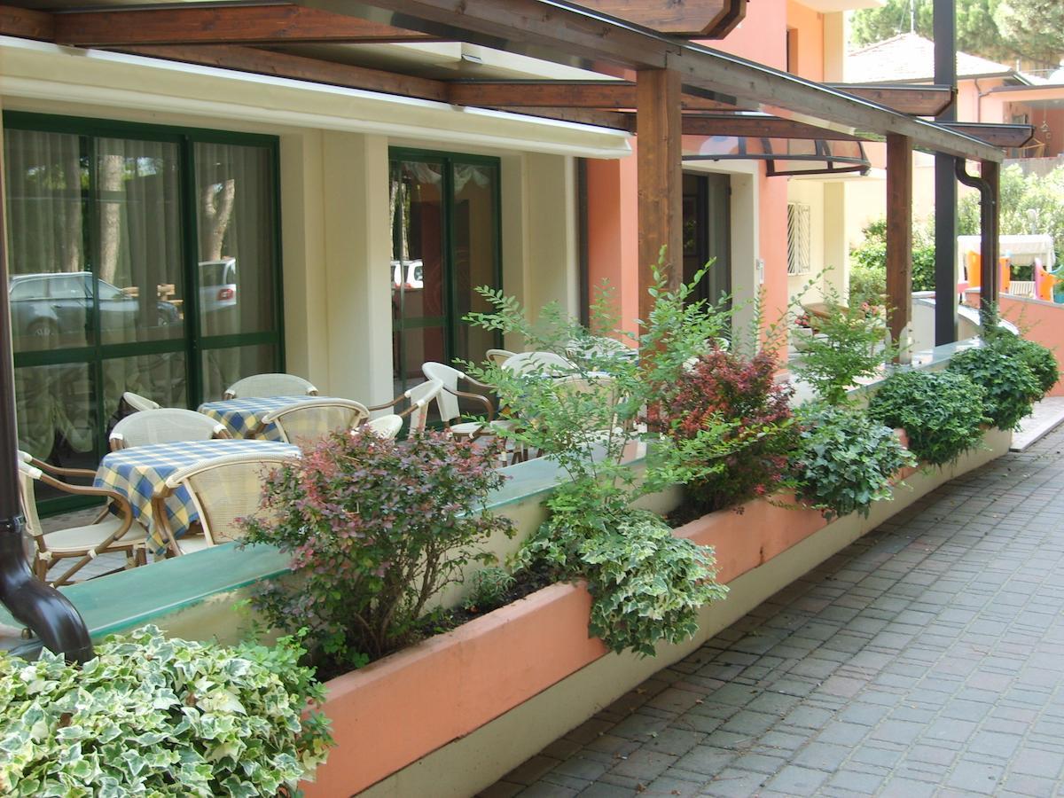 Hotel Valentino Pinarella Exteriör bild