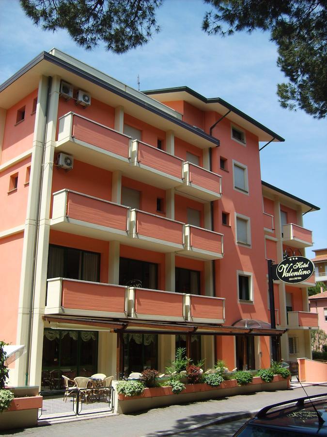 Hotel Valentino Pinarella Exteriör bild