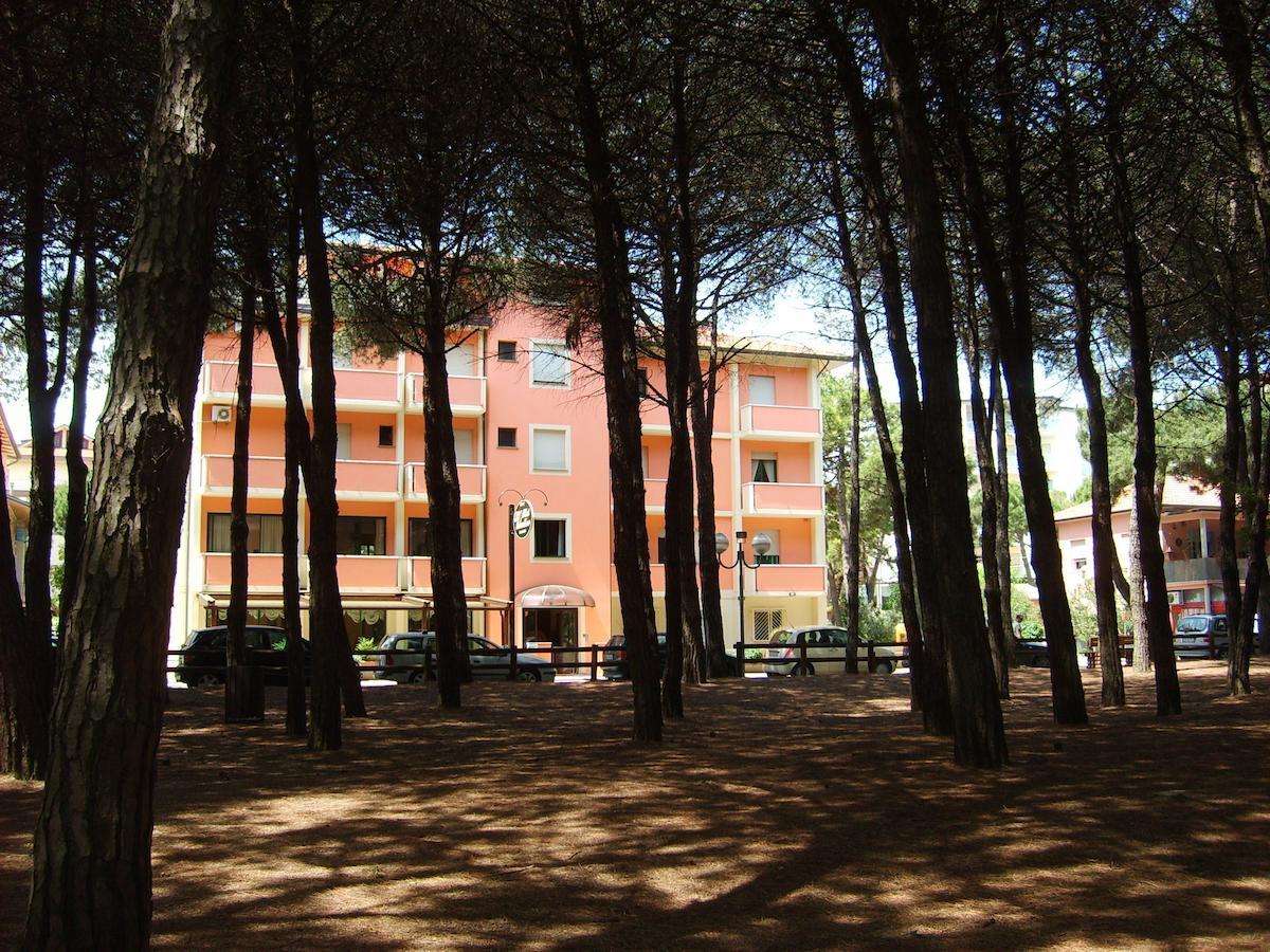 Hotel Valentino Pinarella Exteriör bild