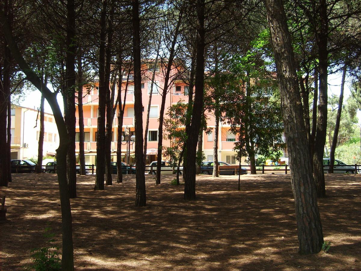 Hotel Valentino Pinarella Exteriör bild