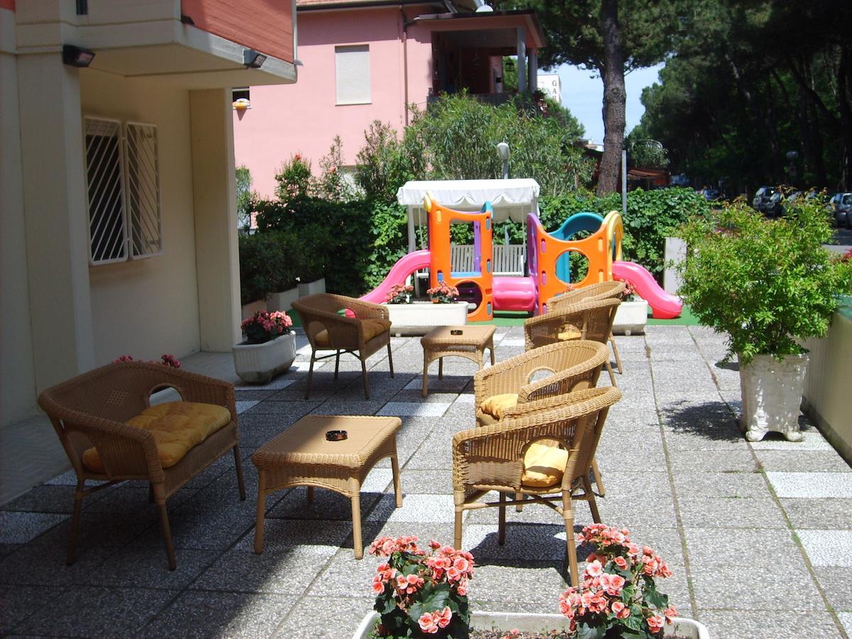 Hotel Valentino Pinarella Exteriör bild