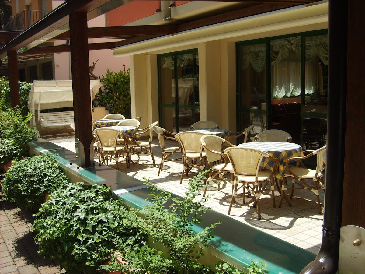 Hotel Valentino Pinarella Exteriör bild
