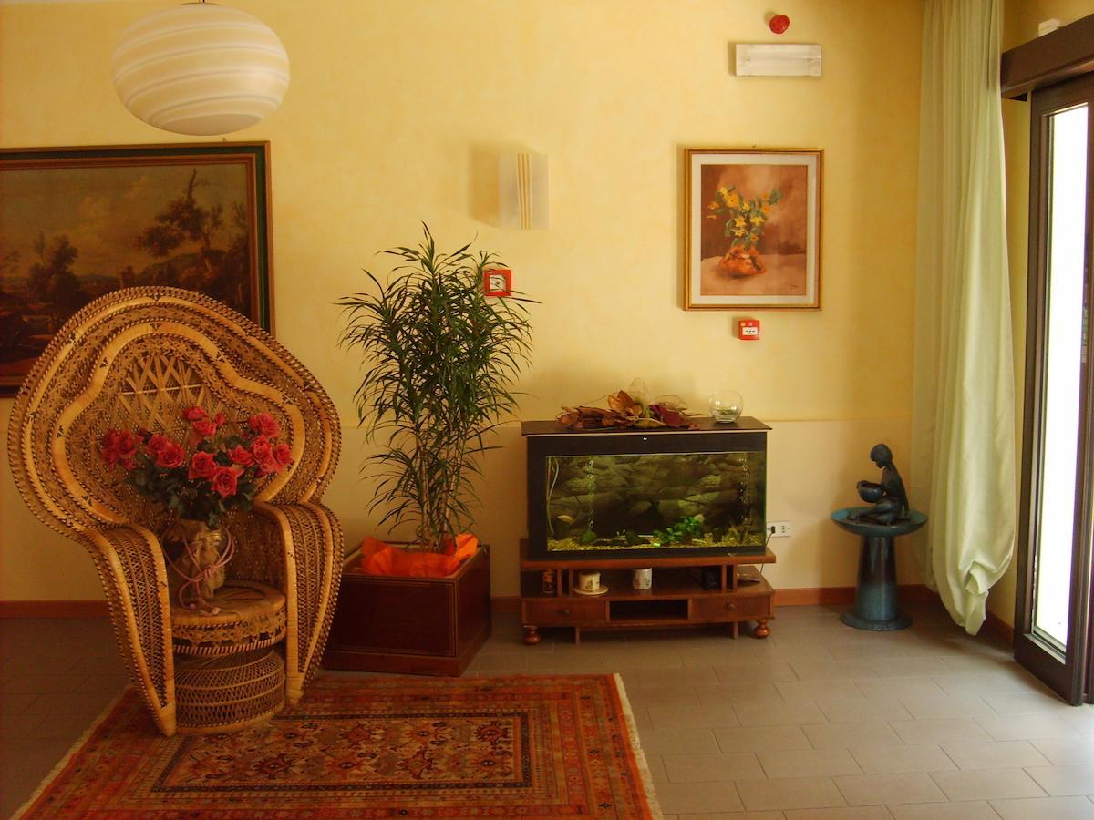 Hotel Valentino Pinarella Exteriör bild
