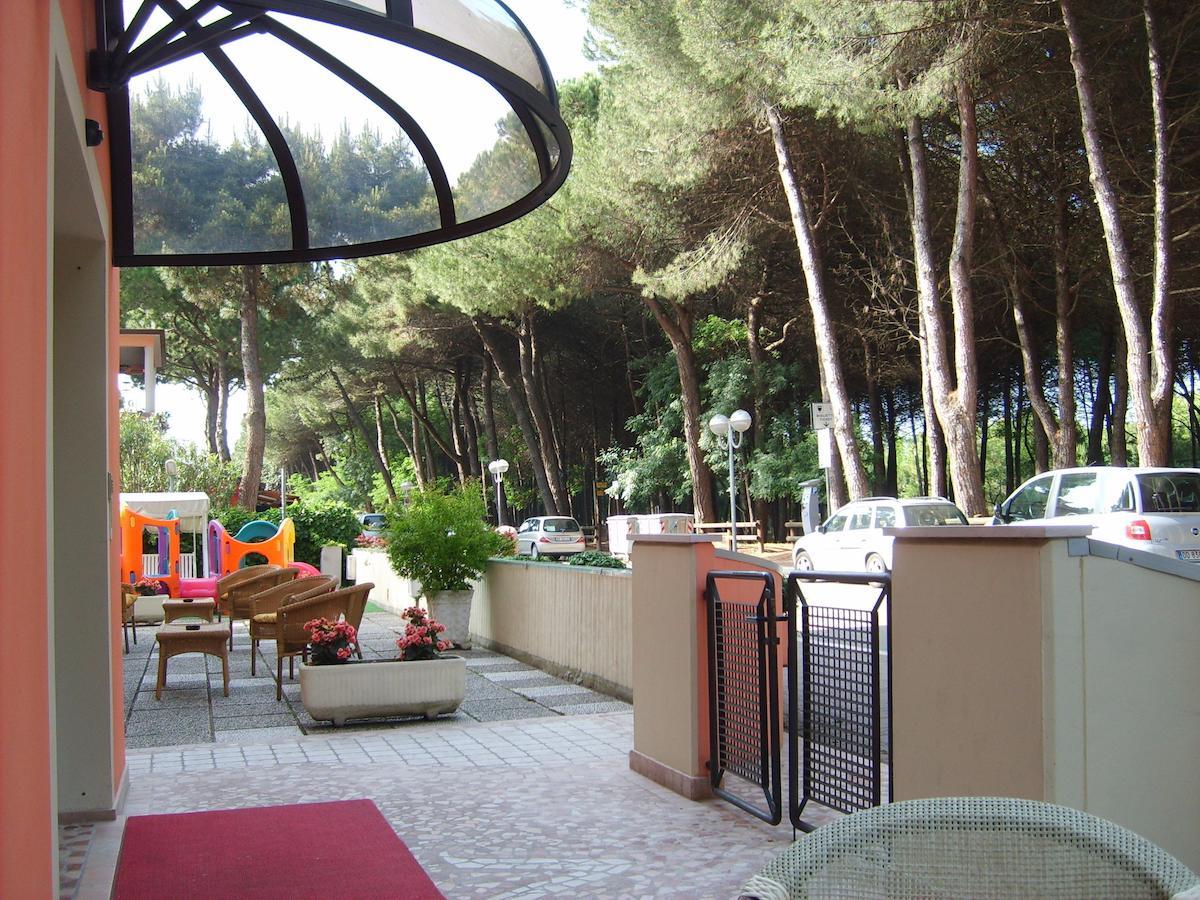 Hotel Valentino Pinarella Exteriör bild
