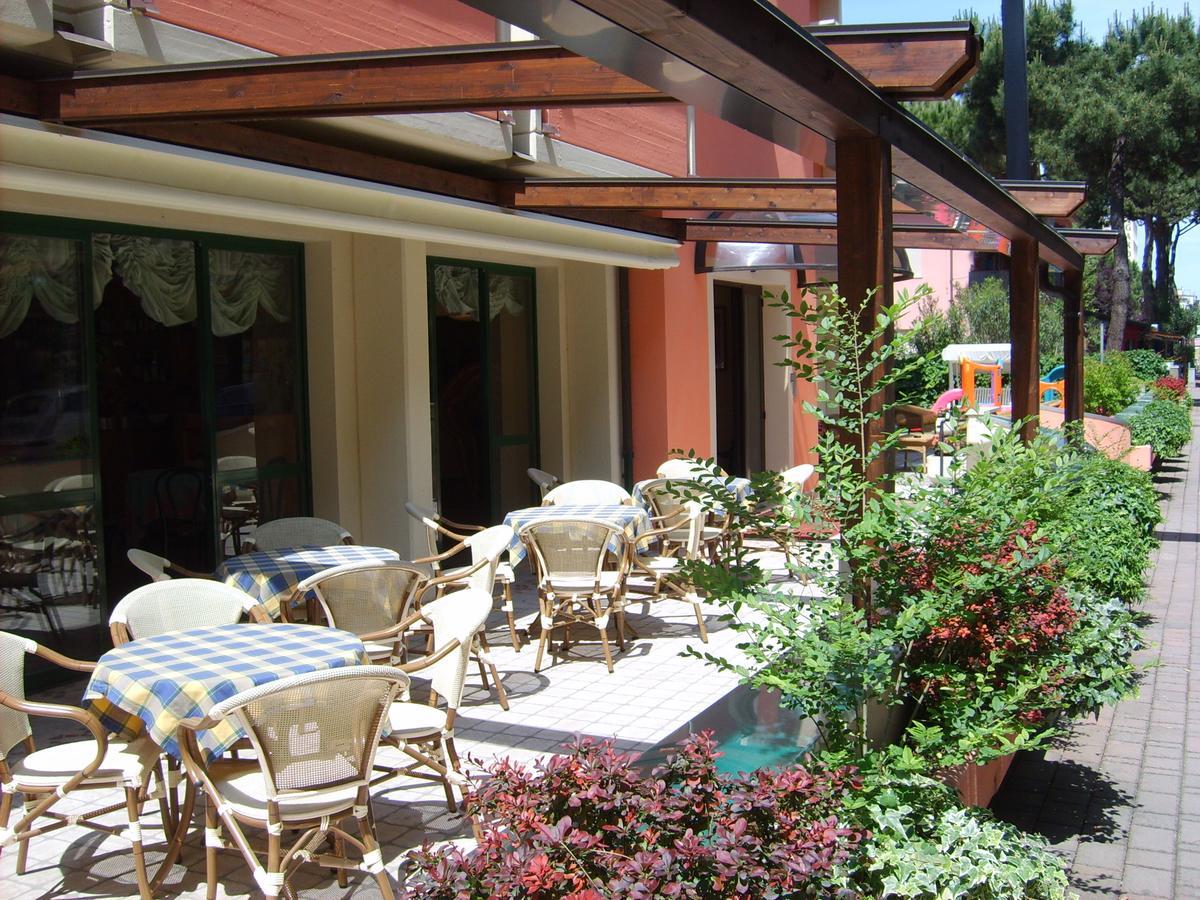 Hotel Valentino Pinarella Exteriör bild